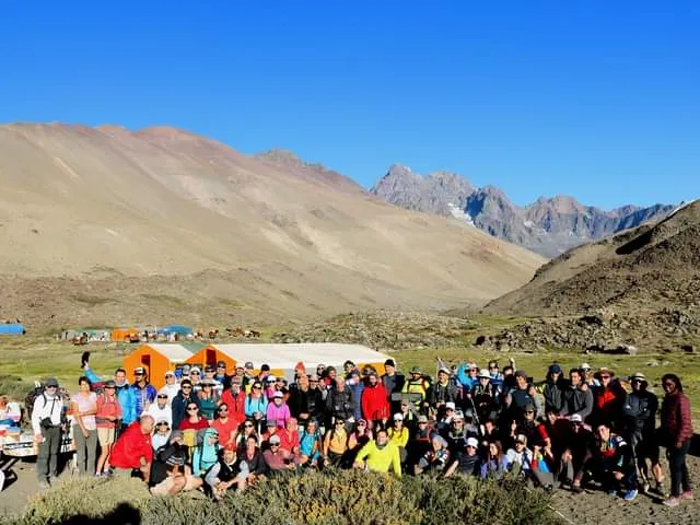 Grupo de expedicionarios reunido en el campamento del Valle de las Lágrimas