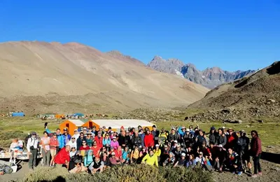 Grupo de expedicionarios reunido en el campamento del Valle de las Lágrimas