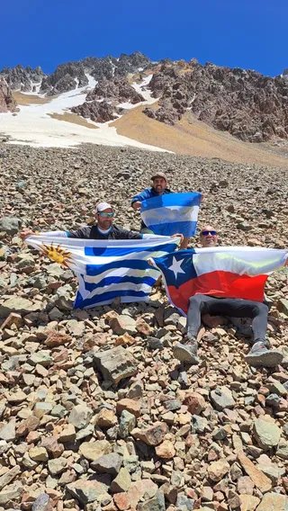 Bandera uruguaya sobre las rocas del Valle de las Lágrimas