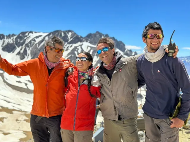Guías de Tuiti Trekking sonriendo en la cumbre de la Cordillera de los Andes