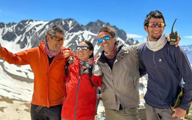Guías de Tuiti Trekking sonriendo en la cumbre de la Cordillera de los Andes